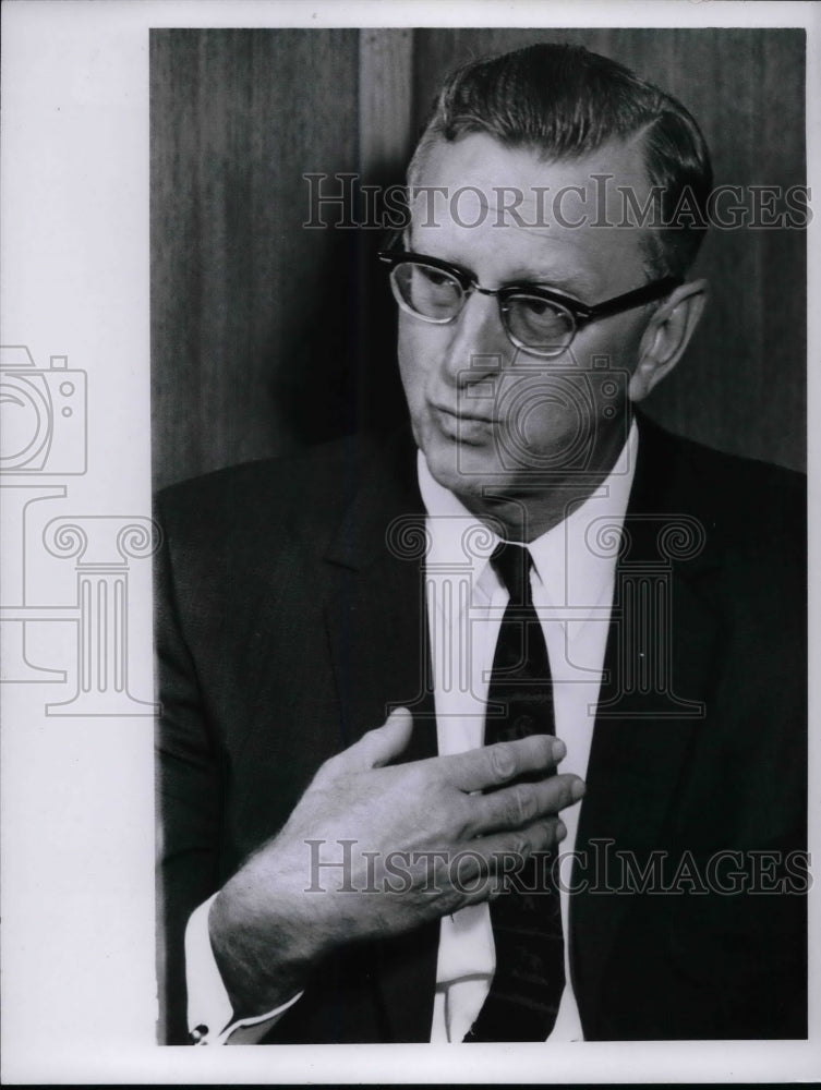 1967 Press Photo Mayor Ralph Locker posing for photo - nea37788 - Historic Images