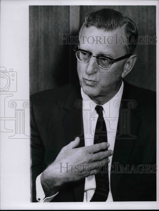1967 Press Photo Mayor Ralph Locker posing for photo - nea37788 - Historic Images