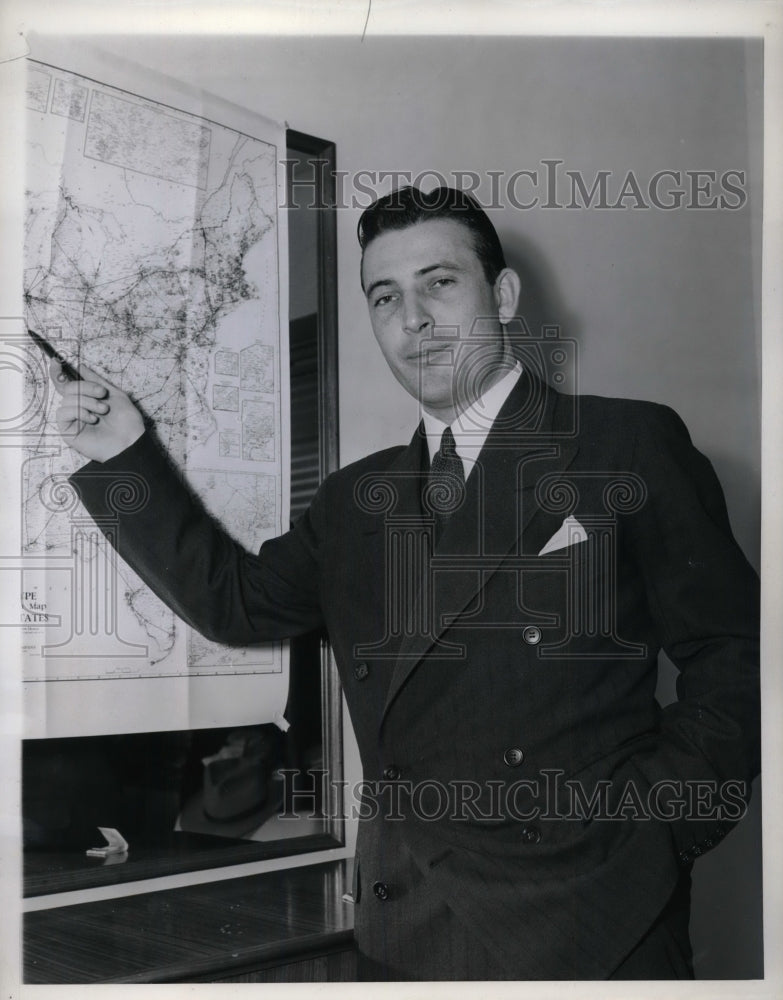 1943 Press Photo A.D. Lewis of American Airlines giving presentation - Historic Images