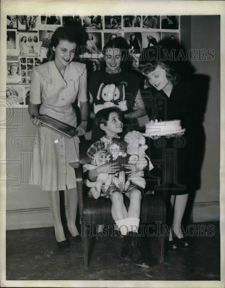 1945 Press Photo Anna Evans, Joyce Roberts, Sylvia Macneill and Judy Thornton - Historic Images