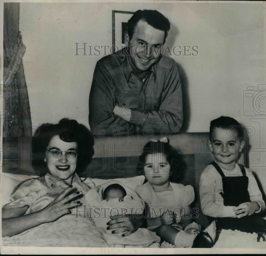 1948 Press Photo Mr.& Mrs Ir win Eiring of St.Cloud and Children all born Jan 19 - Historic Images