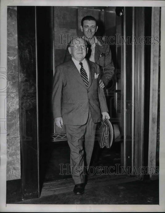 1945 Press Photo William LeBach Leaves Empire State Building - nea37871 - Historic Images