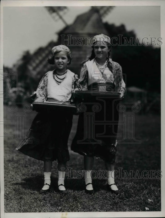 1934 Press Photo Blair & Edith Hollyday at Village fair in Long Island, NY - Historic Images