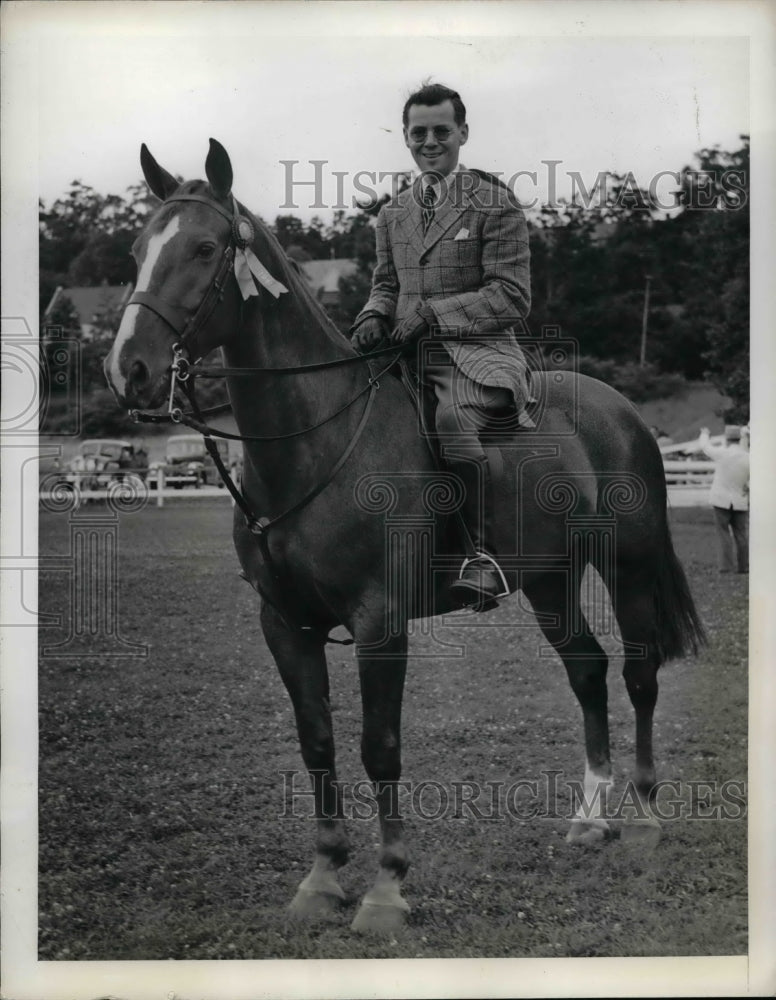 1941 Press Photo Robert Lee Henry on &quot;Molly&quot; at horse show in NY - Historic Images
