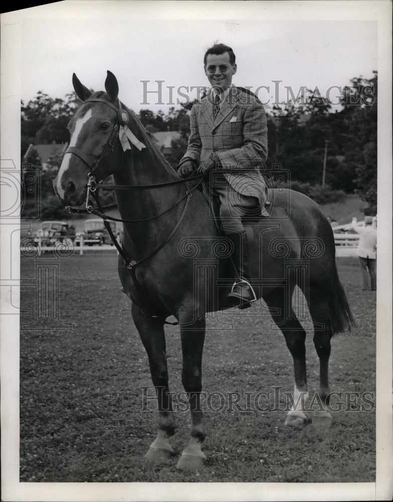 1941 Press Photo Robert Lee Henry on "Molly" at NY horse show - Historic Images