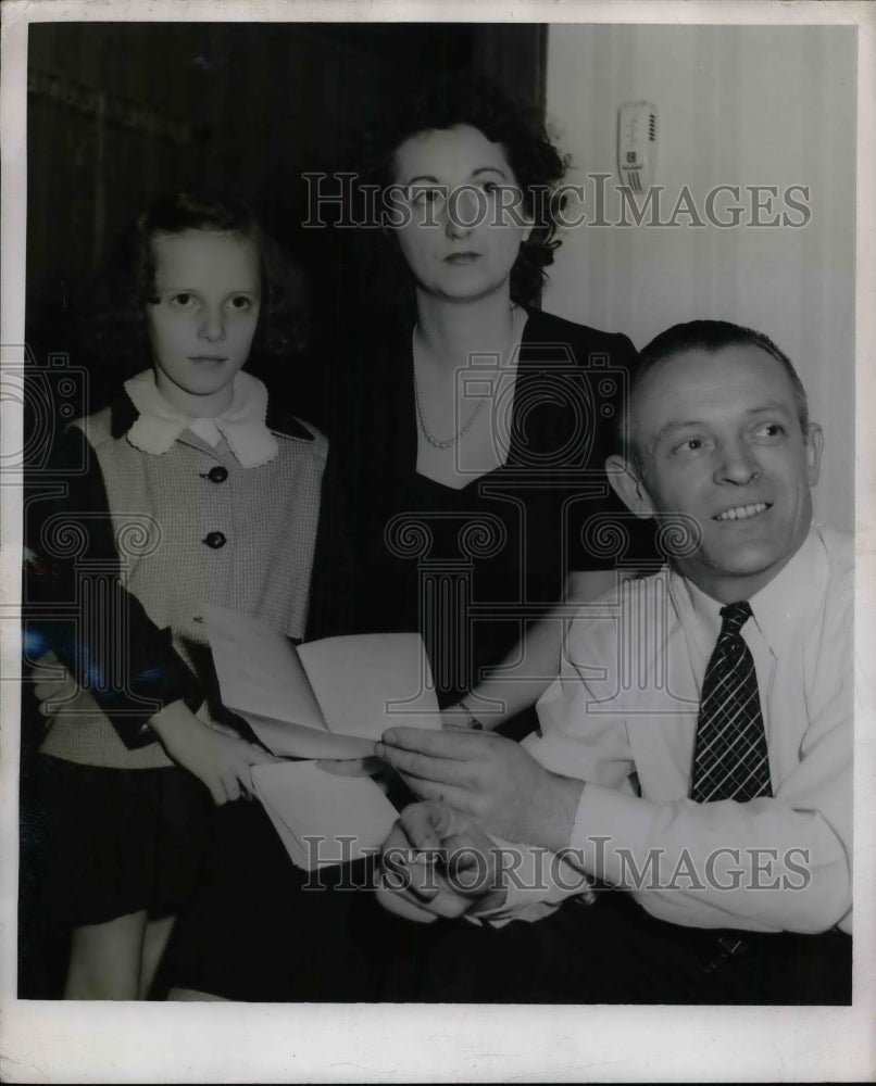 1947 Press Photo Mr &amp; Mrs Leo Frust &amp; Daughter Catherine - Historic Images