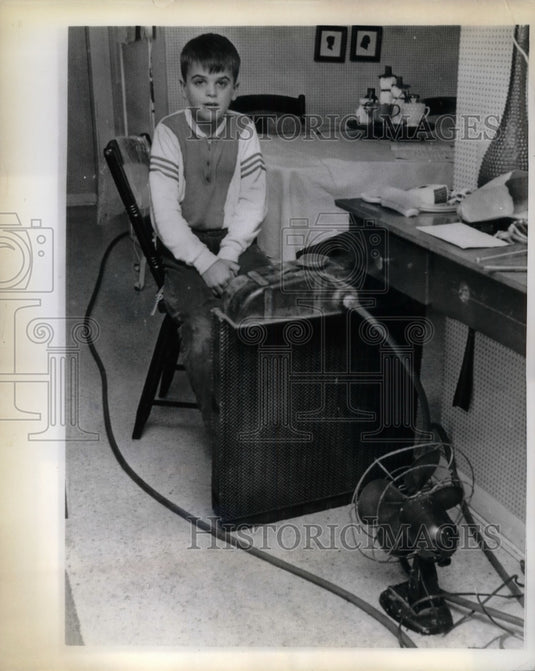 1965 Press Photo Bobby Day,keeping warm in front of Automatic Radiator. - Historic Images