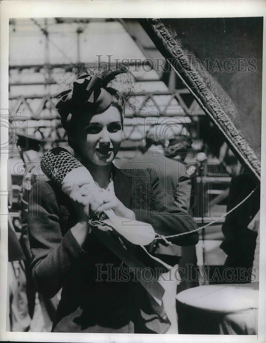1943 Beatrice P. Barker christens the "USS Lancetfish" in Pa. - Historic Images
