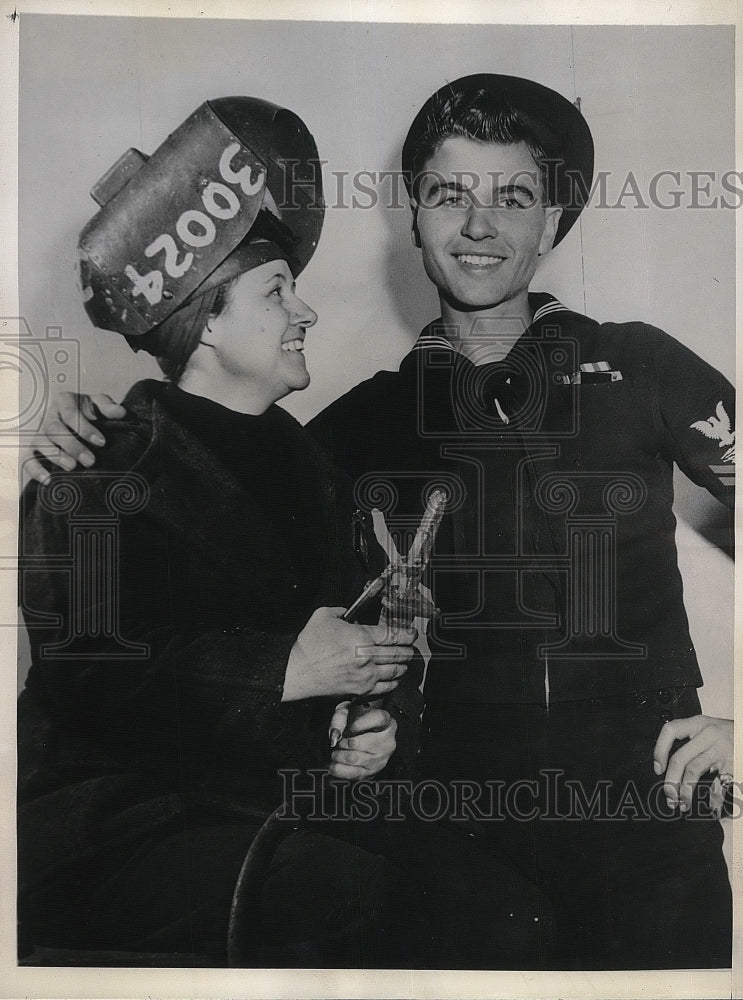 1944 Press Photo Radioman Bill Brandon(Veteran of Midway) and his mom, Agnes - Historic Images