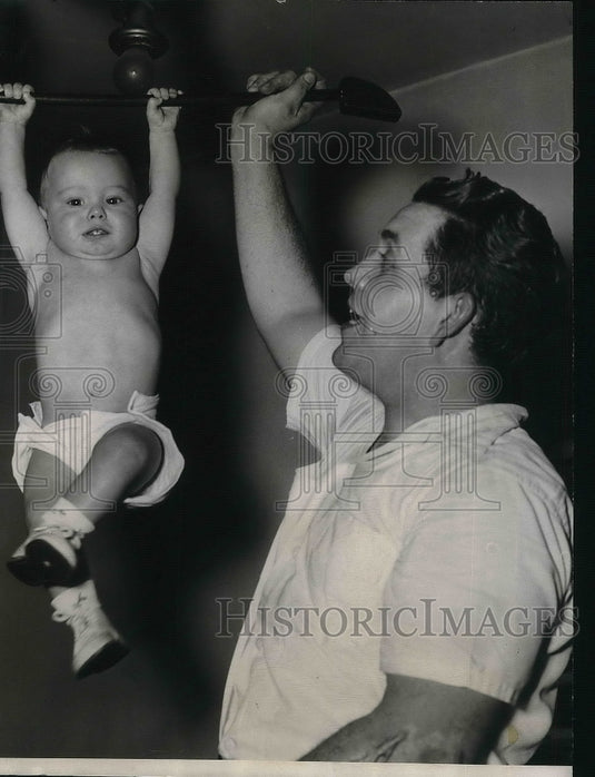 1947 Press Photo Robert Becker & his father Kenneth Becker - Historic Images