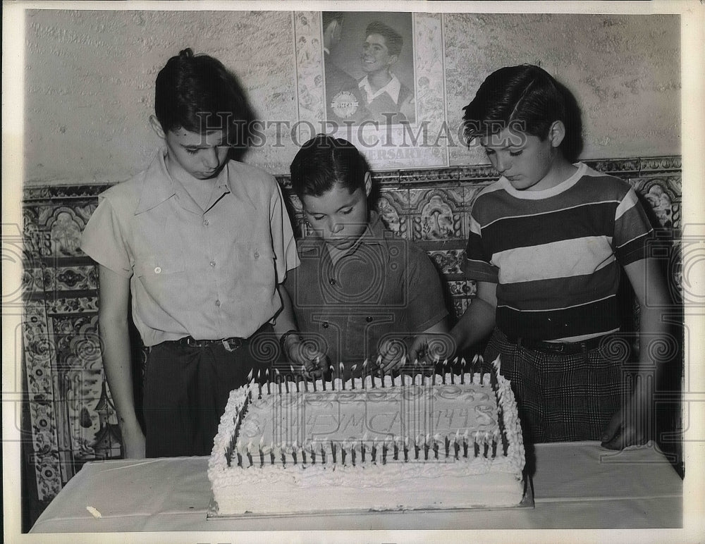 1944 Bob Barry, David Knickerbocker, Richard Dalton, Cake for YMCA - Historic Images