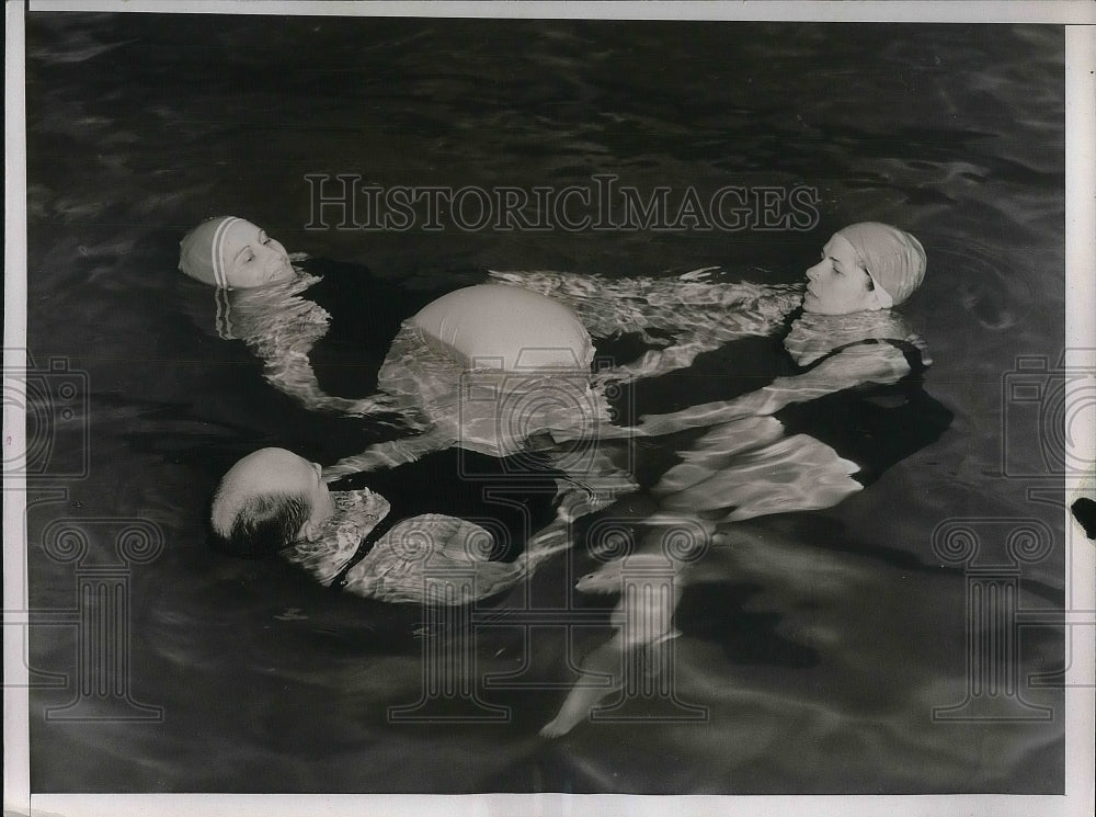 1937 Press Photo Bed Sheet Can Support Three Person in Water, NY Red Cross - Historic Images