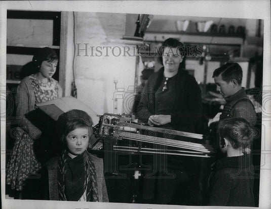 1934 Press Photo Helen Martin & Postmaster Jim Marlin of Santa Clause - Historic Images