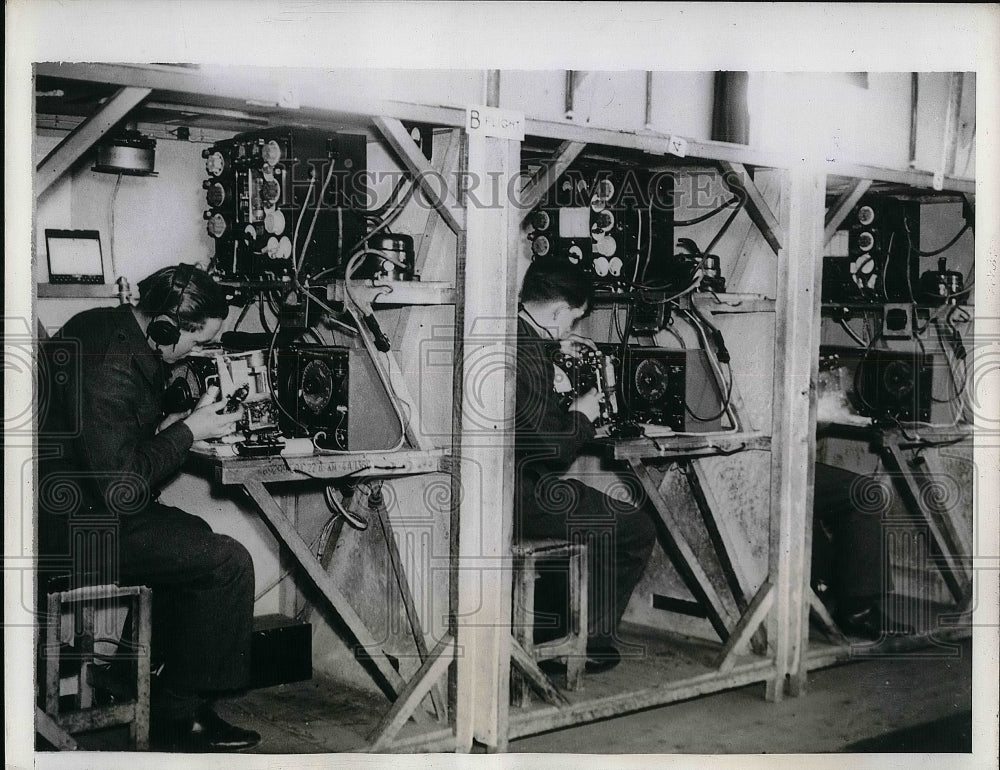 1944 Press Photo Trainees work on a RAF Signal Service Fault-finding test - Historic Images
