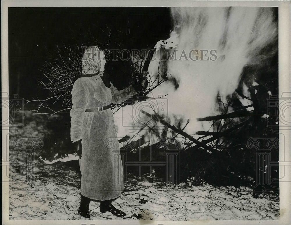 1937 Queen's Cousin Lady Malcolm Douglas Hamilton Lights Bonfire - Historic Images