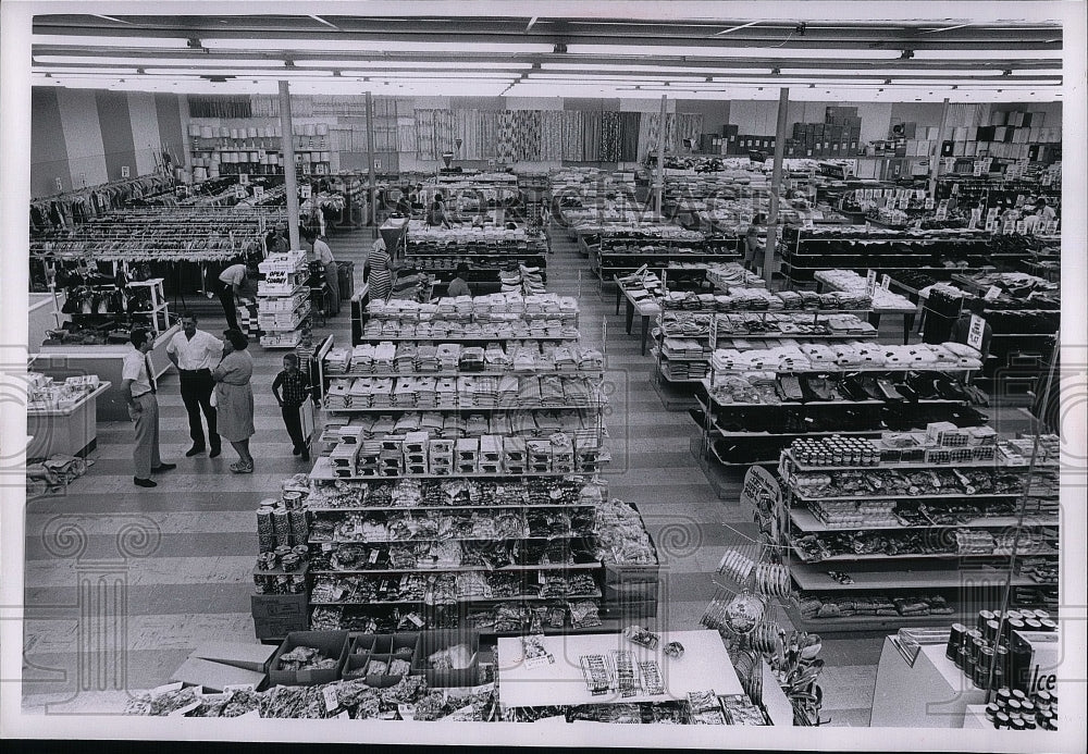1963 Press Photo The interior of a large store - Historic Images