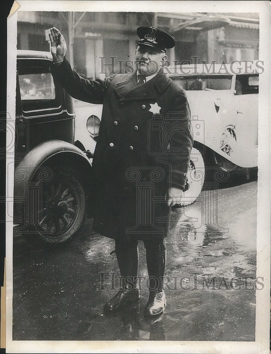1932 Press Photo Traffic officer Patrick J, McDonnell directing traffic - Historic Images