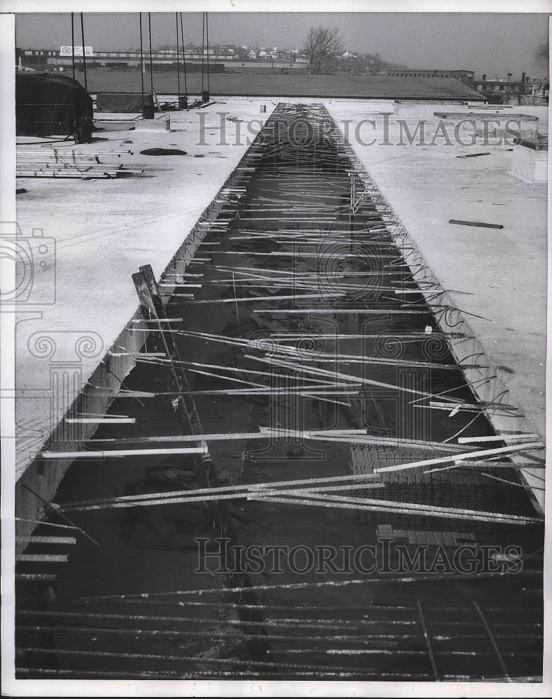 1957 Press Photo Lifting up the final part of the roof - Historic Images