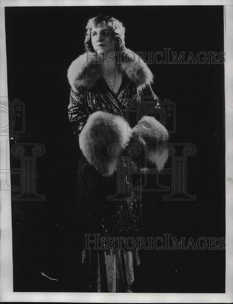 1933 Press Photo Rich lady wearing a black dress with furry collar and sleeves - Historic Images