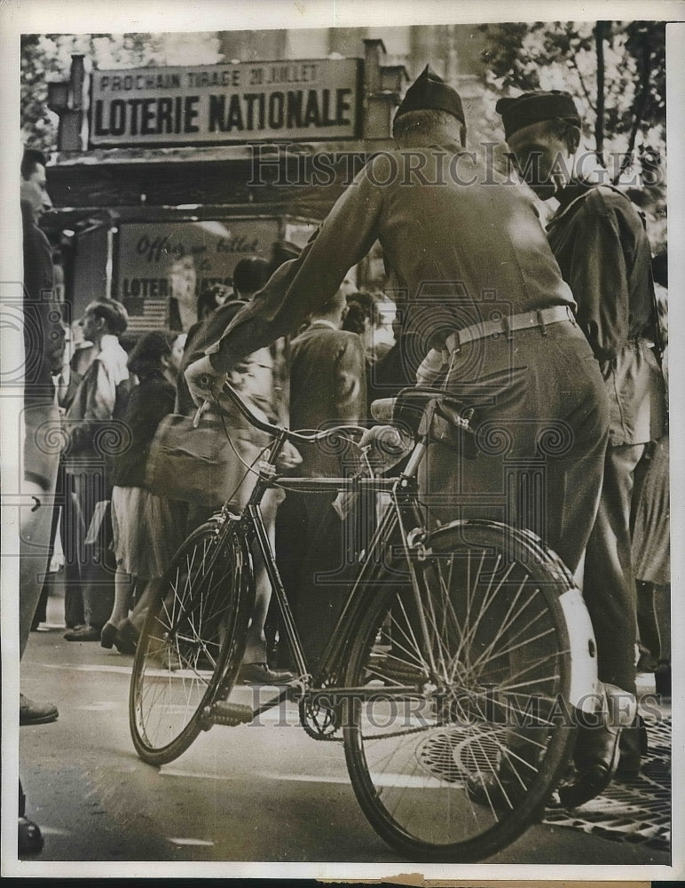 1945 Press Photo Bike buyers - nea38561-Historic Images
