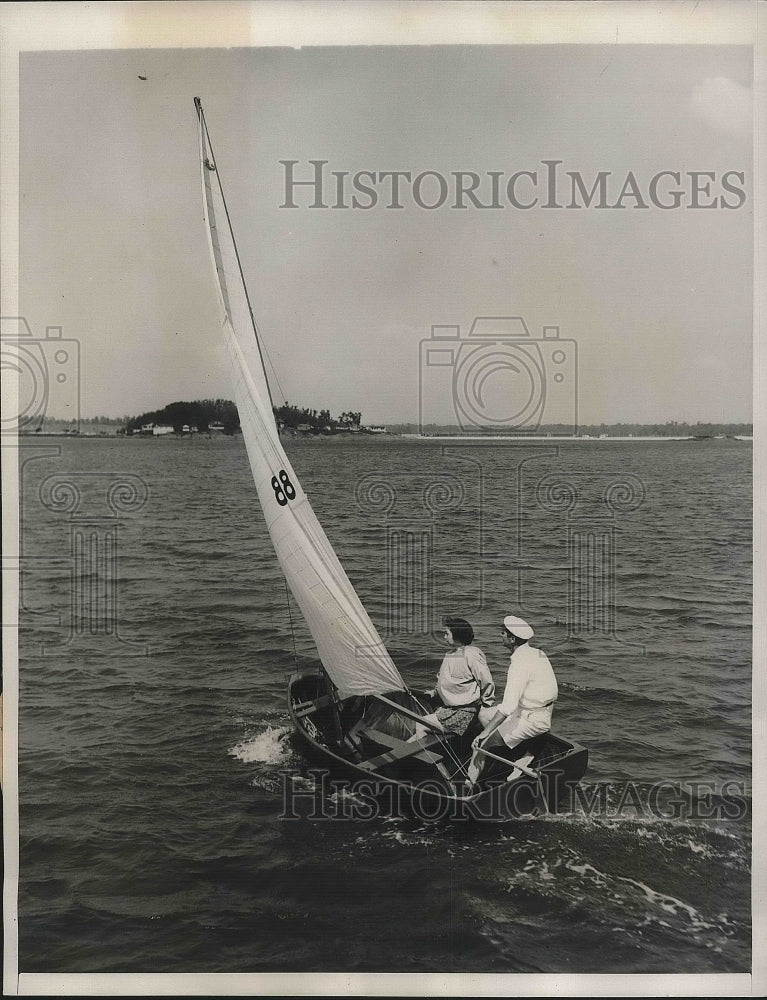 1940 Press Photo Ernest Ratsey Tests New Dinghie Made By US Plywood Corp - Historic Images