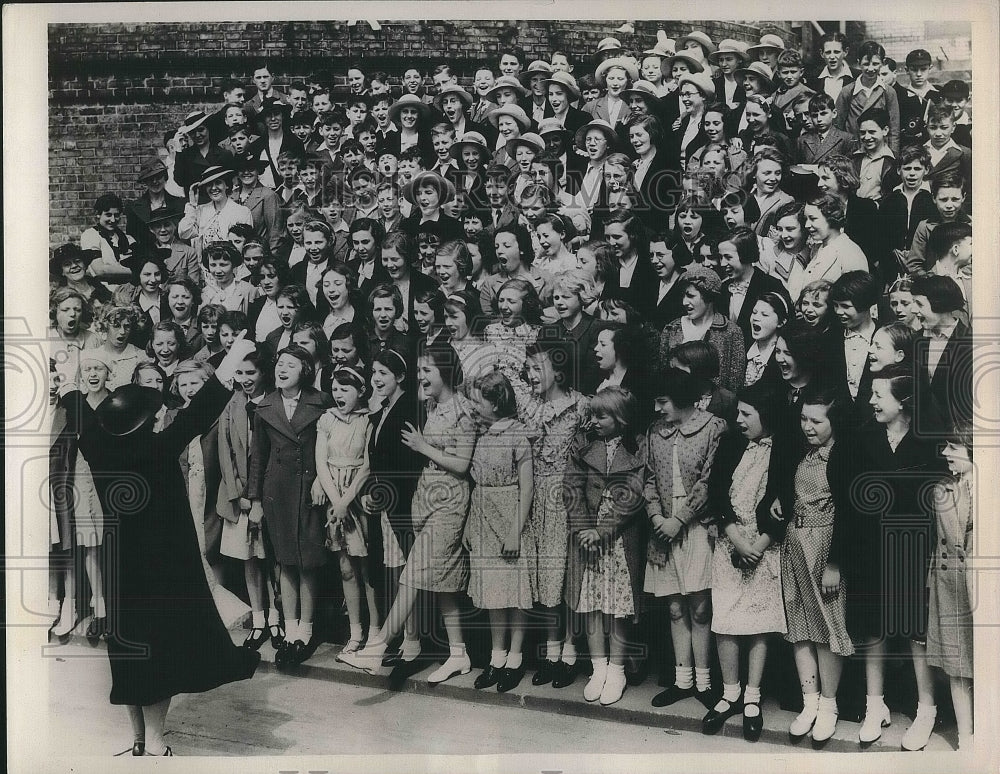 1938 Eland Children Performers in Impromptu Concert - Historic Images