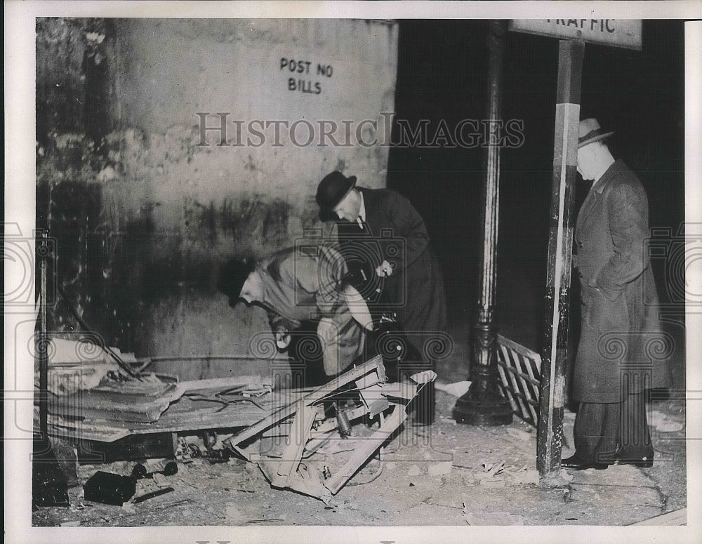 1939 Press Photo Liverpool police at wrecked phone booth after IRA bombing - Historic Images
