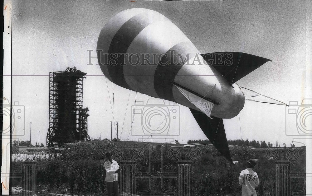 1962 Press Photo Weathermen Release Balloon at Cape Canaveral to Monitor Data - Historic Images