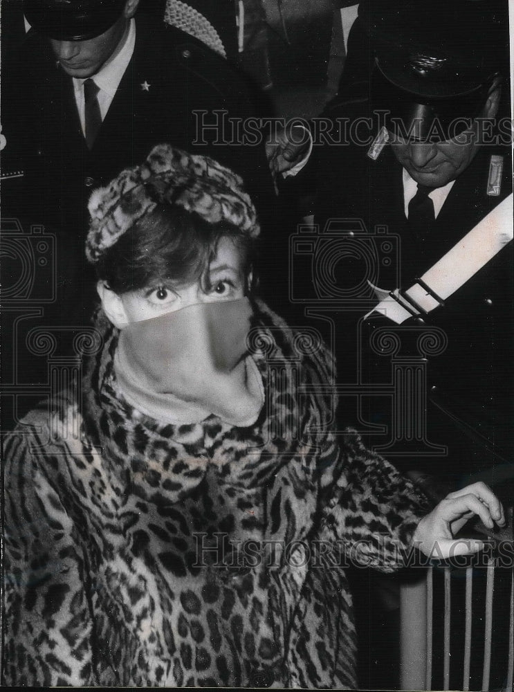 1966 Press Photo Pop Singer Rita Pavone arriving at the Piper Night club.-Historic Images
