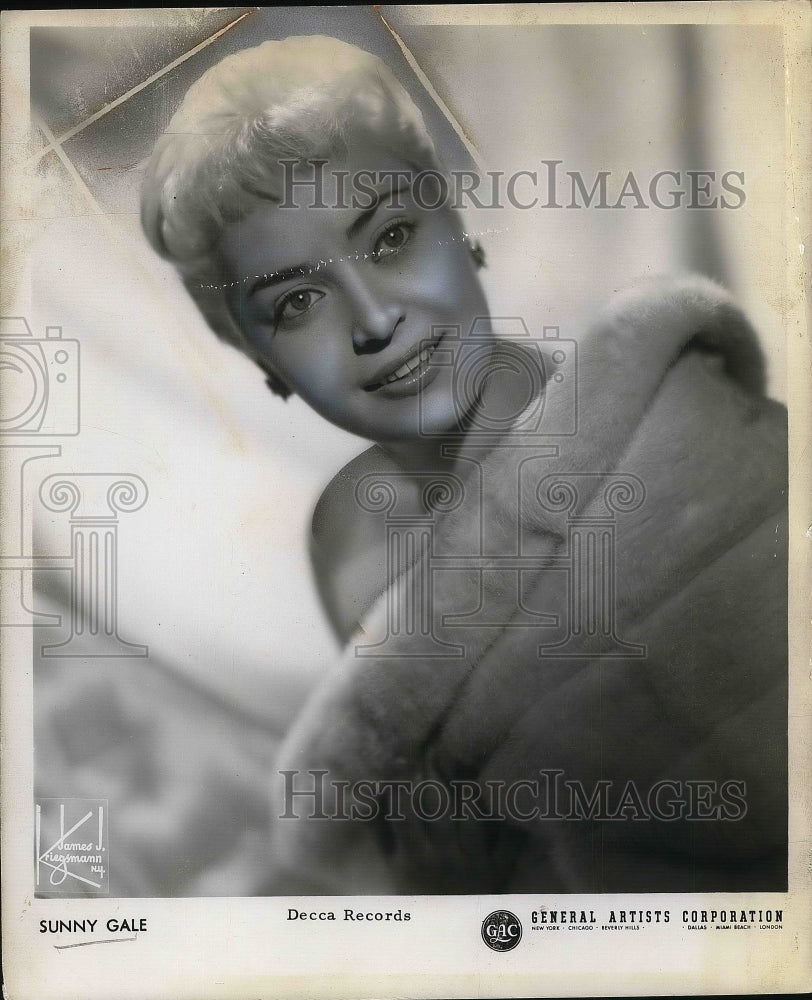 1960 Press Photo Lady posing in white furry coat. - nea38820 - Historic Images