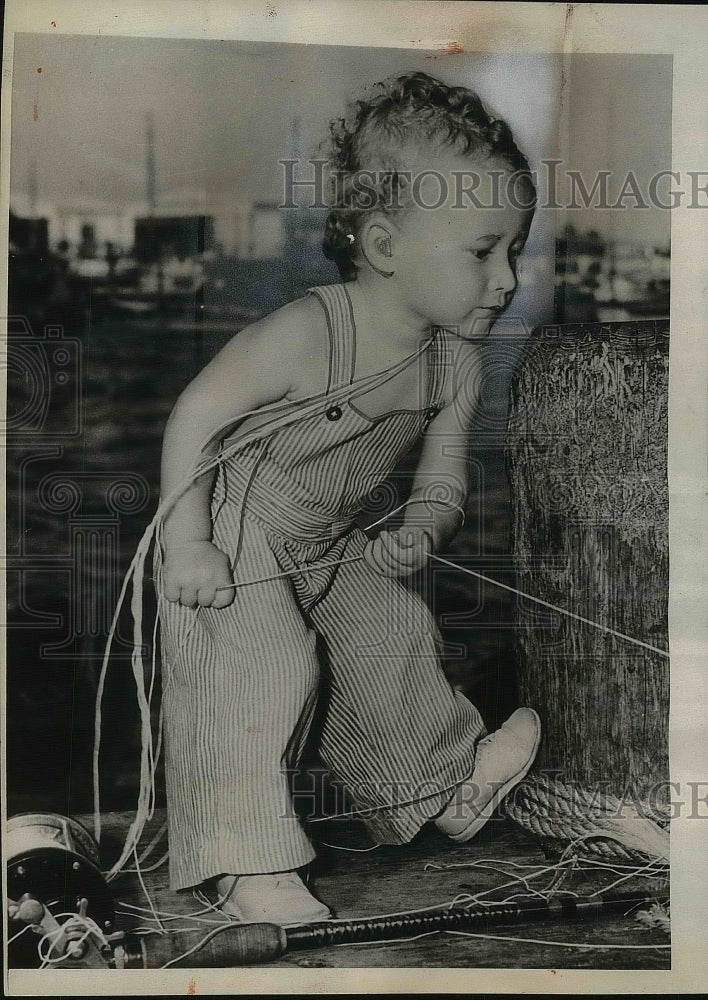 1939 Press Photo cute tot Bicky Abernathy during National Fishermen&#39;s Week - Historic Images