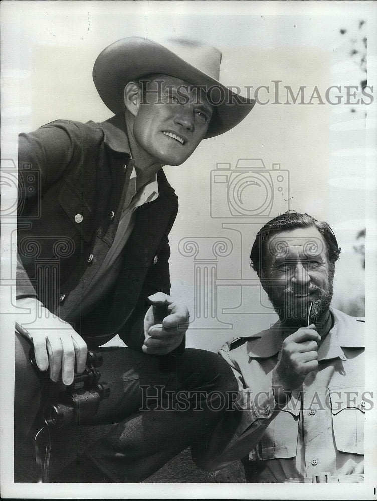 1967 Press Photo Chuck Connors &amp; Ronald Howard Star In &quot;Cowboy In Africa&quot; - Historic Images
