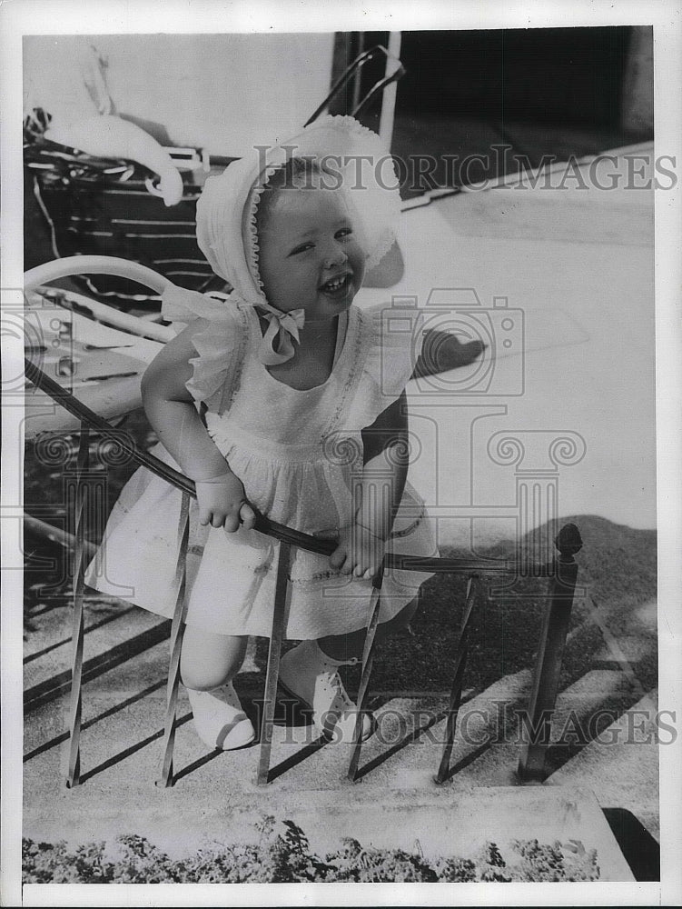1942 Press Photo Little Girl dressed for an afternoon stroll - nea38888 - Historic Images