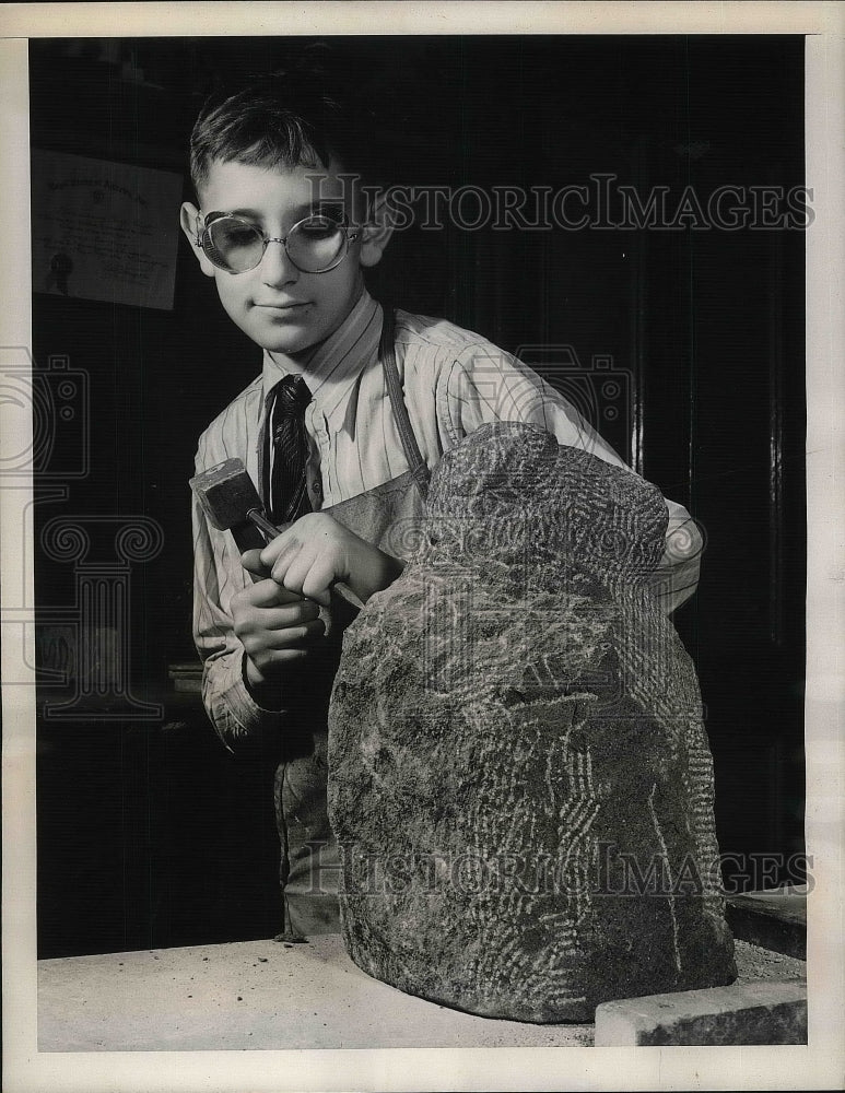 1940 Press Photo Gramercy Boys Club Member Carving A Stone In Atelier - Historic Images