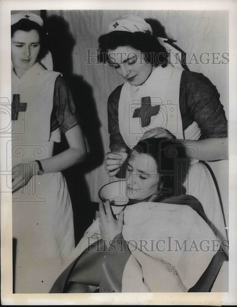 1939 Miss Valerie Cole Niece Of Mrs. Neville Chamberlin With Nurses - Historic Images