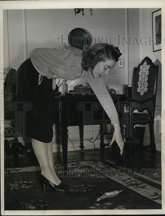 1940 Singing While Bending Over Sustains High Note - Historic Images