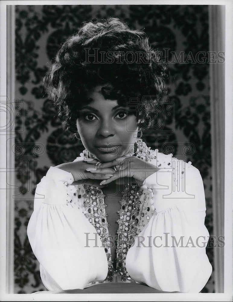 1969 Portrait of Singer Leslie Uggams Wearing White Suit - Historic Images