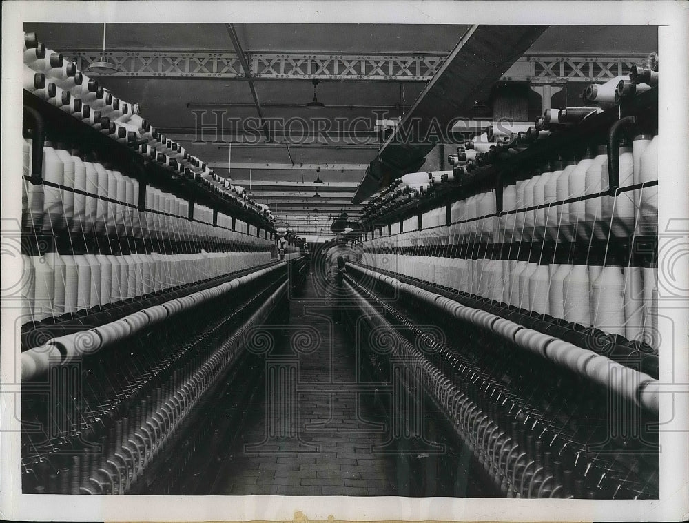1949 Press Photo Rouen Textile Plant With Row Of Spinning Machines With Cotton - Historic Images