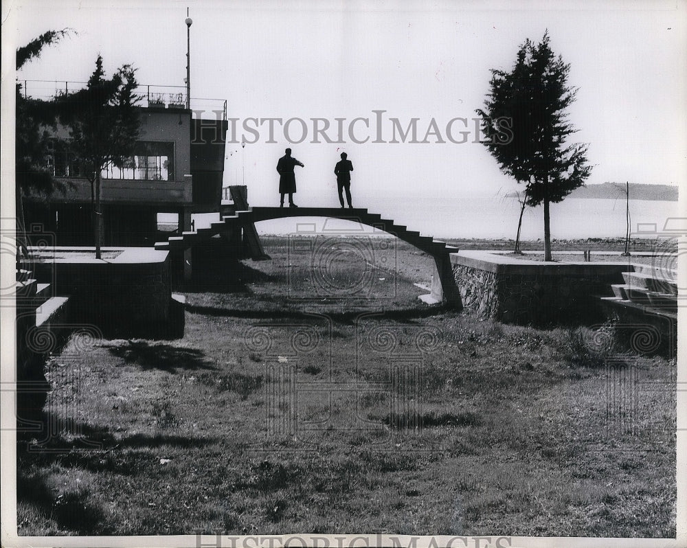 1957 Press Photo View Of Bridge Spanned Across The Waters Of Lido Di Passignano - Historic Images
