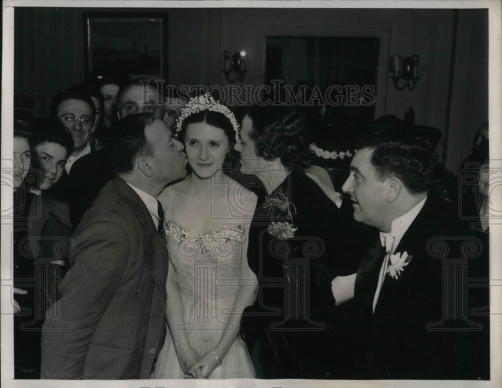 1939 Sereno Corchia &amp; Singer Louisa Corchia Getting A Kiss - Historic Images