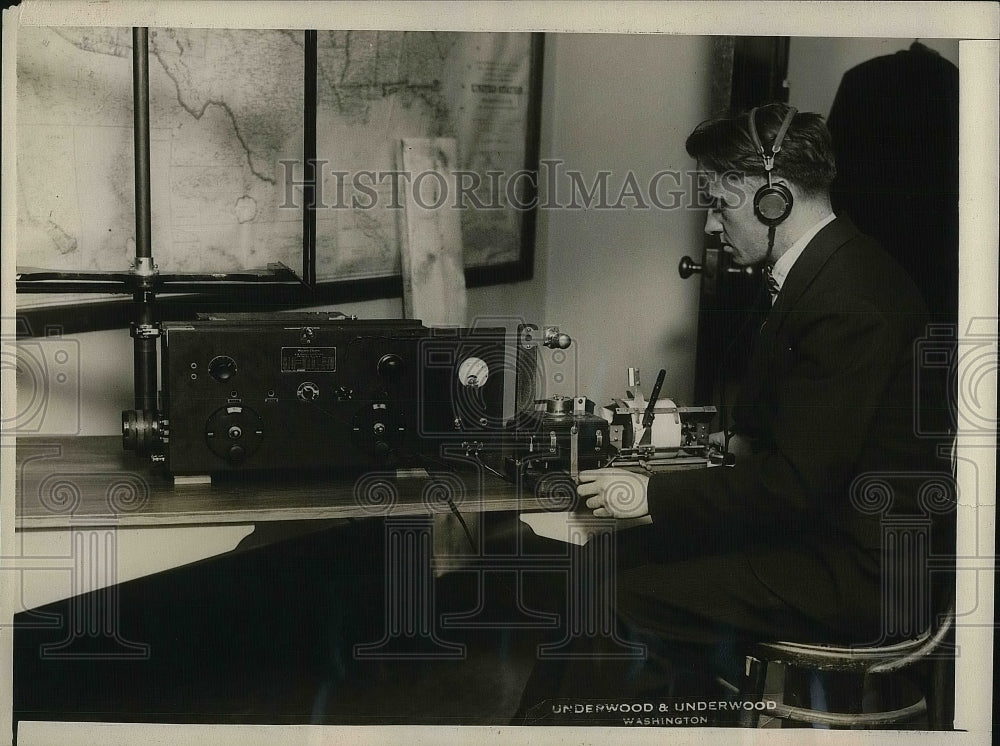 1927 Press Photo S.S. Kirby Of U.S. Bureau Of Standards In Washington Studying - Historic Images