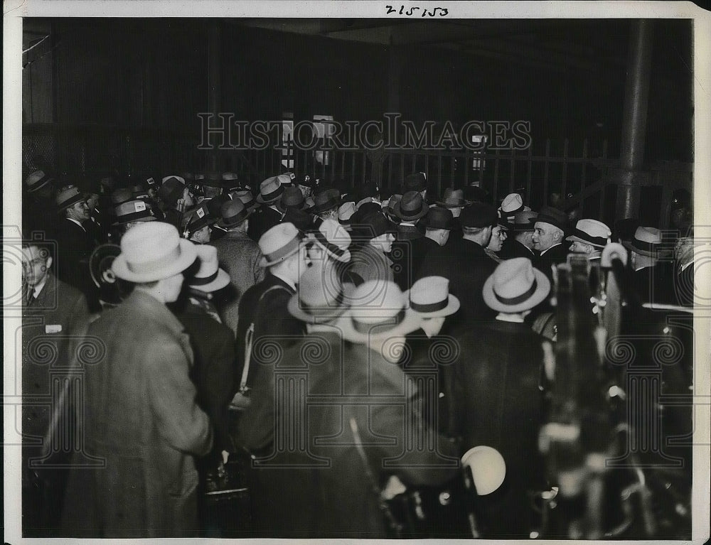 1933 Press Photo View Of Crowd At Ohio Railroad Station Waiting For Train-Historic Images