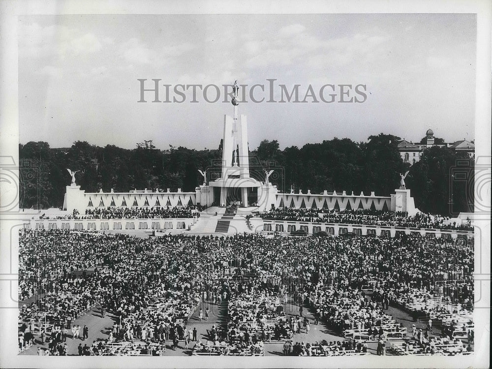 1947 Last Day of Marian congress in Lansdowne Park in Ottawa Canada. - Historic Images