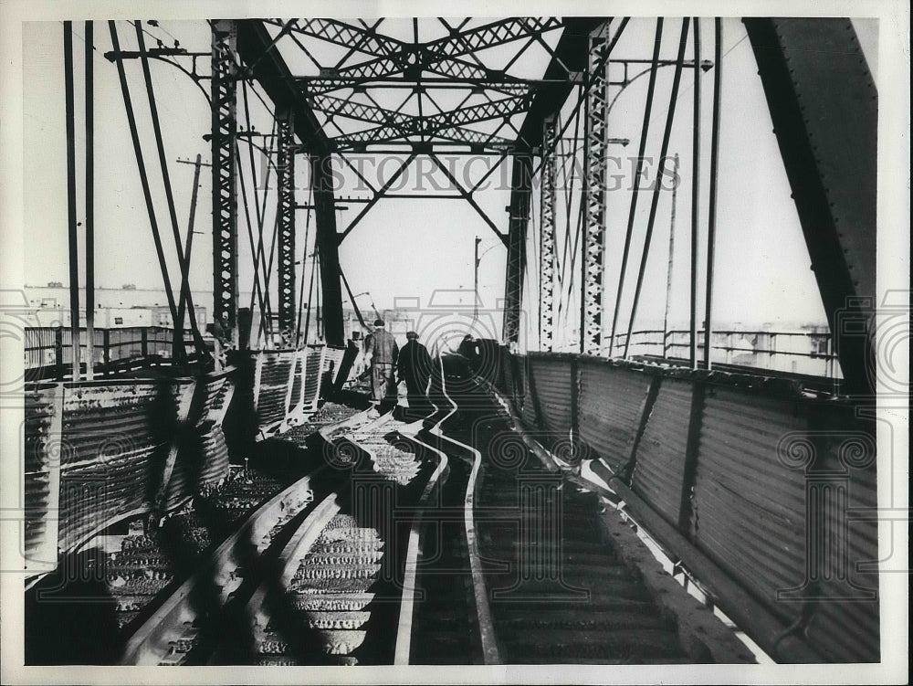 1946 Press Photo Alexandra Bridge in Ottwa, twisted from intense Heat of Flames. - Historic Images