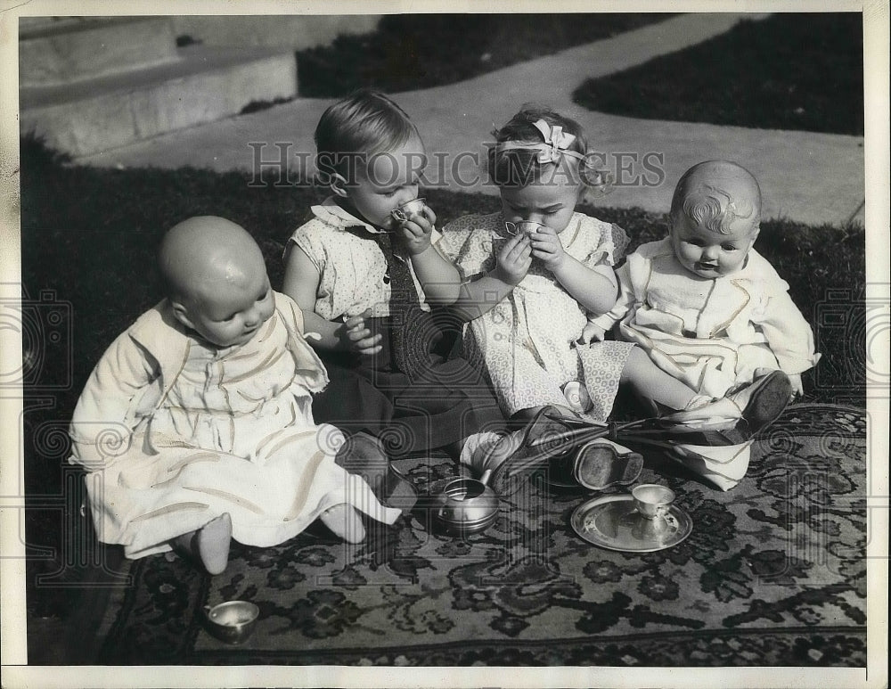 1935 Press Photo Carolyn Strite And Cousin John Wear Each Others Cloths - Historic Images