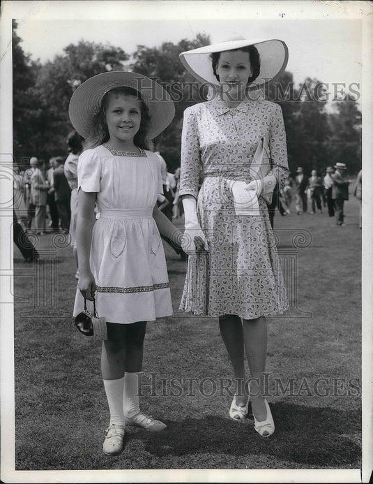 1942 Mrs. John H.G. Pell Sarah Cobbs Pell Running United Hunts Race - Historic Images