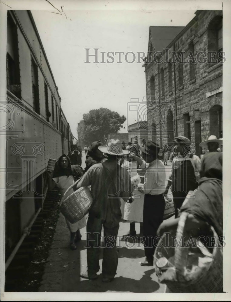 1938 Press Photo Escobedo Station Passengers Purchasing Goods From Sellers - Historic Images