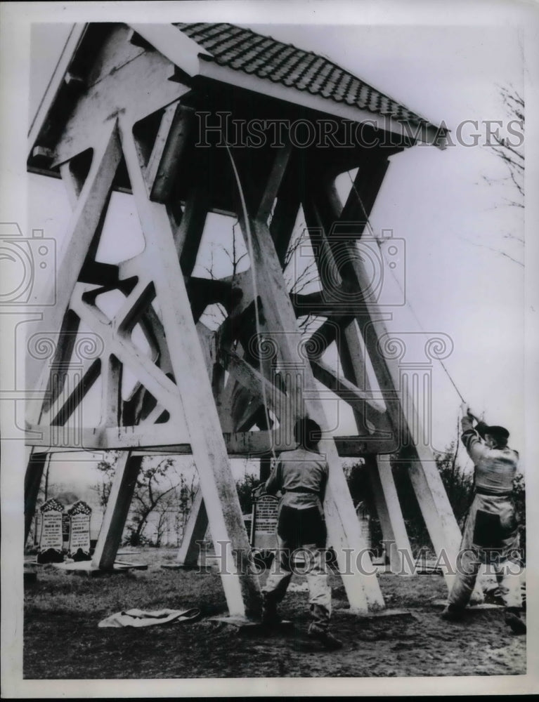 1957 Press Photo Men Running The Wooden Belltower At Oudehorne Ceremony - Historic Images