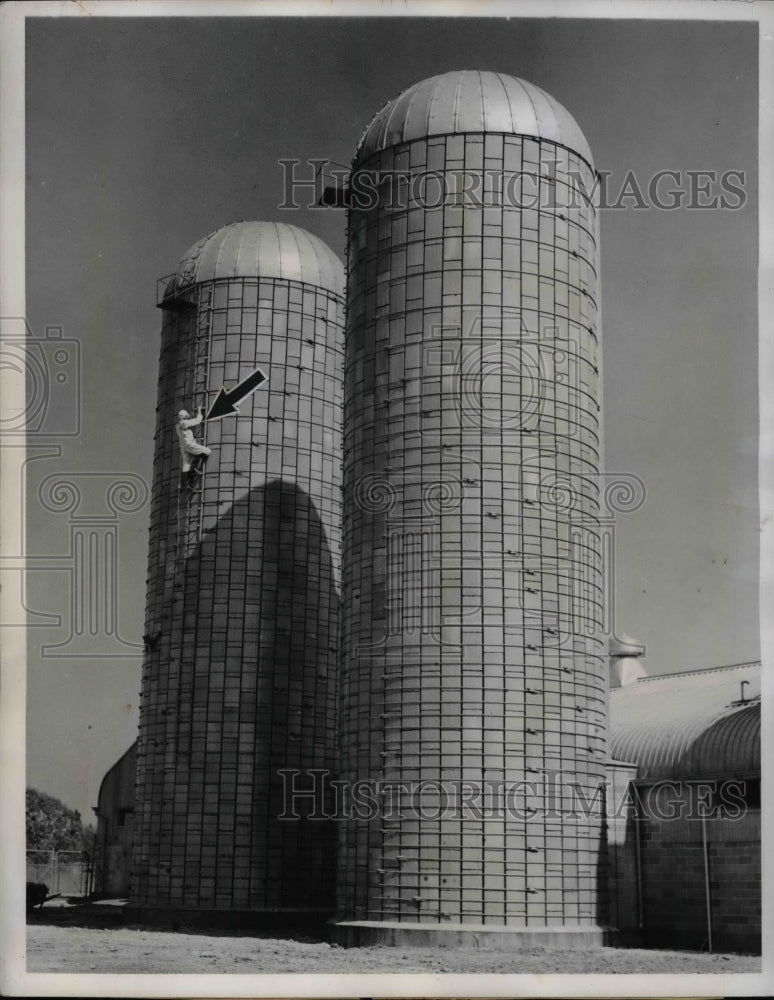 1942 Press Photo Harrison Matthews Climbs Silo To Attach Machinery - nea39302 - Historic Images