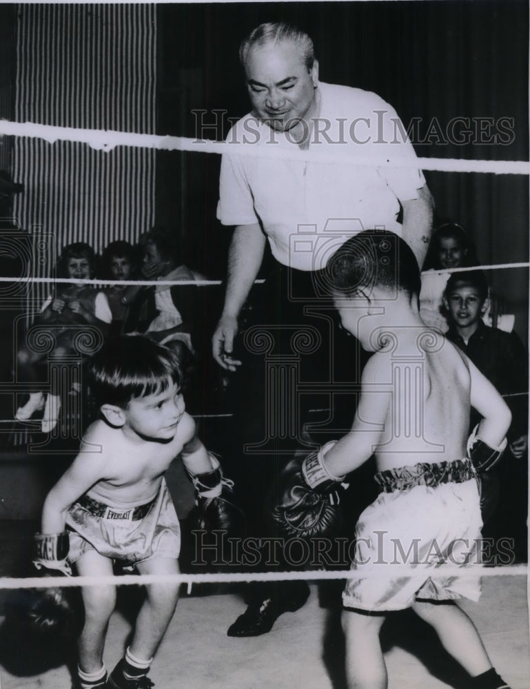 1959 Press Photo Boxers Cury Martson &amp; Lou Barbara With Referee Barney Ross - Historic Images
